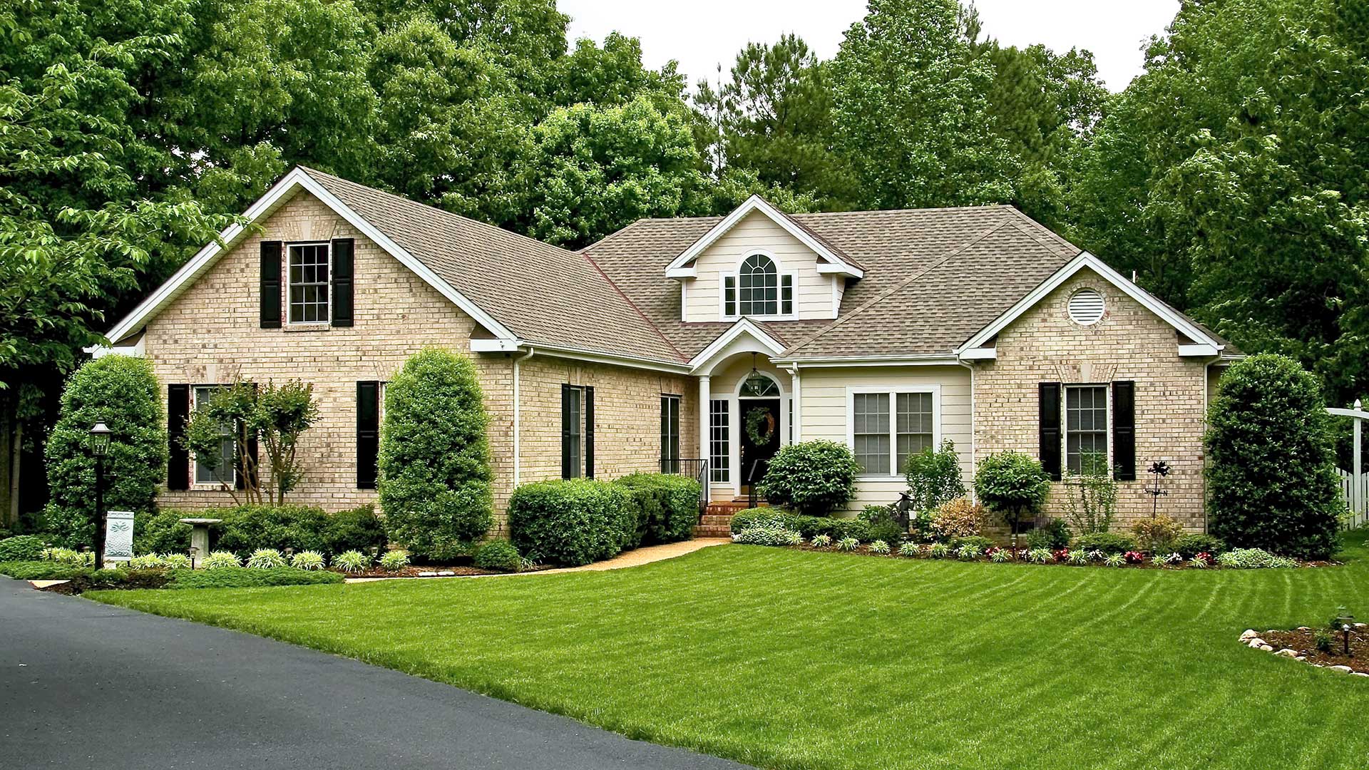 A home with regular lawn and landscaping in Bethalto, IL.